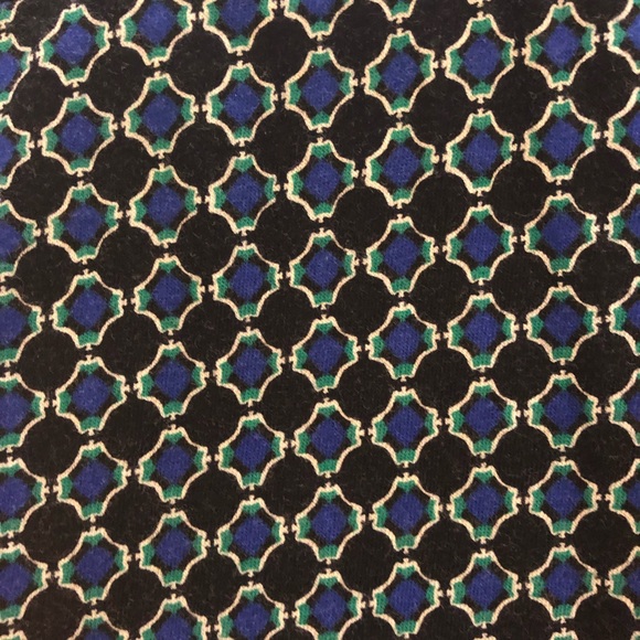 Geometric Patterned VNeck Tee - Picture 4 of 4